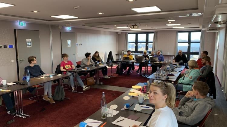 FDP-Mitglieder in der Diskussion